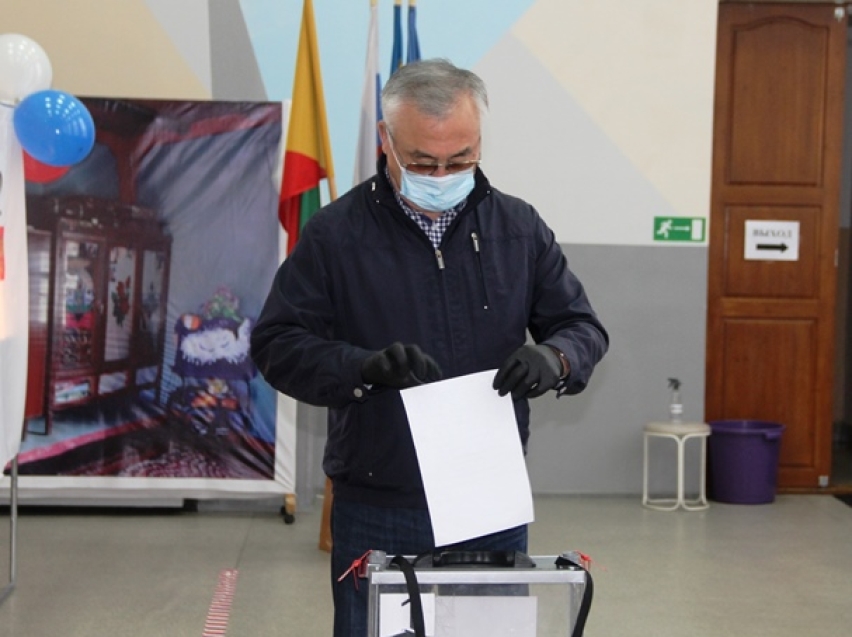 Сенатор Баир Жамсуев проголосовал на избирательном участке в Агинском